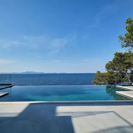 Fabulous Sansarea With A Pool Near The Sea