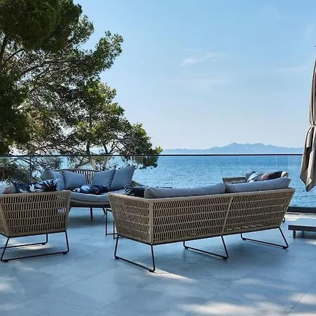 Fabulous Sansarea With A Pool Near The Sea