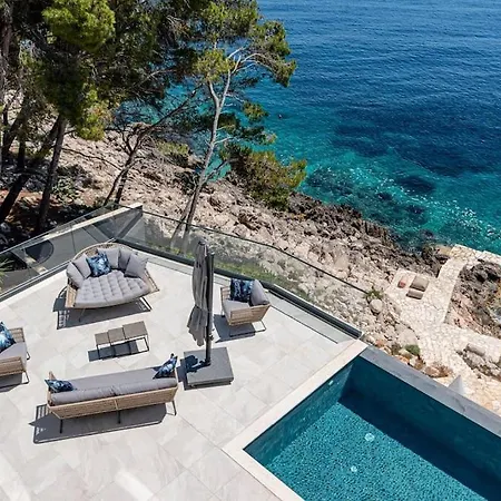 Fabulous Sansarea With A Pool Near The Sea *