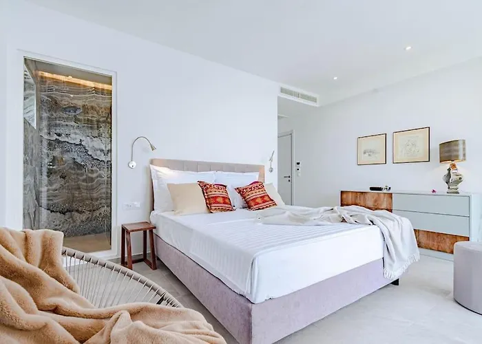 Fabulous Sansarea With A Pool Near The Sea