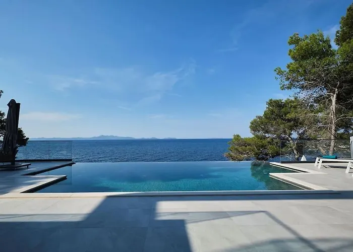 Fabulous Sansarea With A Pool Near The Sea
