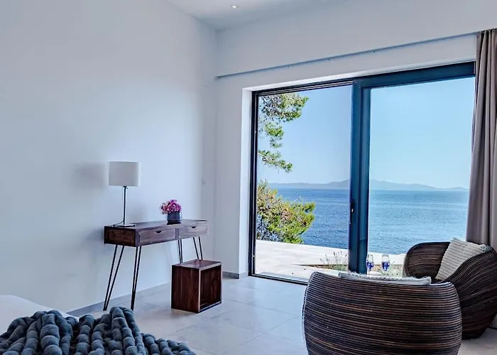 Fabulous Sansarea With A Pool Near The Sea *