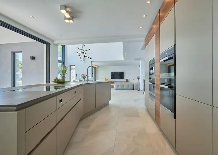 Fabulous Sansarea With A Pool Near The Sea וילה *