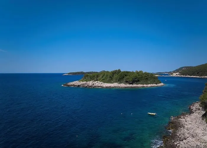 Fabulous Sansarea With A Pool Near The Sea *