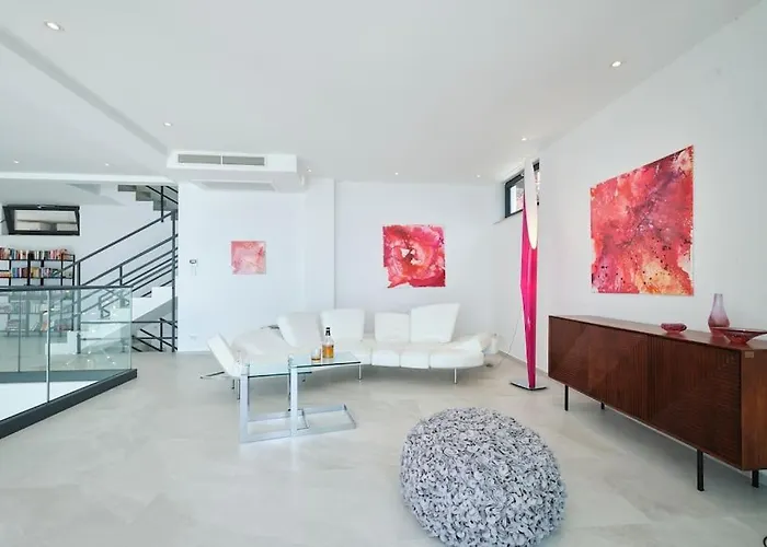 Fabulous Sansarea With A Pool Near The Sea *