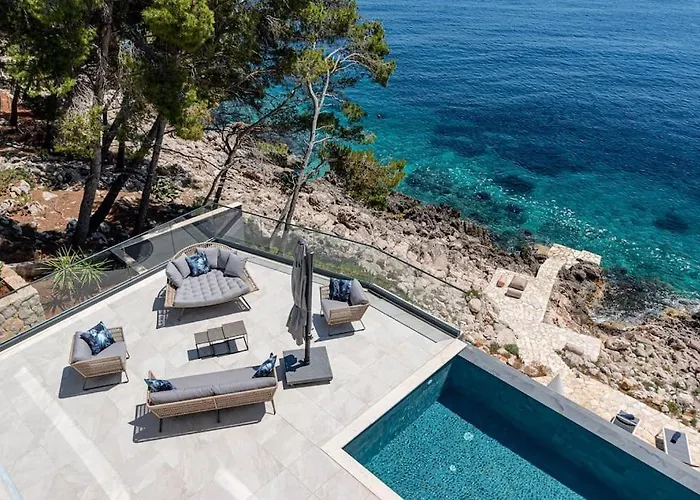 Fabulous Sansarea With A Pool Near The Sea *