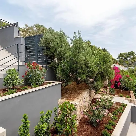 Fabulous Sansarea With A Pool Near The Sea *