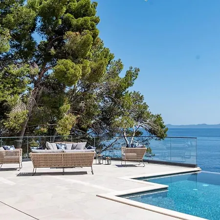 Fabulous Sansarea With A Pool Near The Sea *