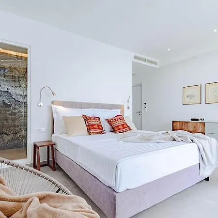 Fabulous Sansarea With A Pool Near The Sea