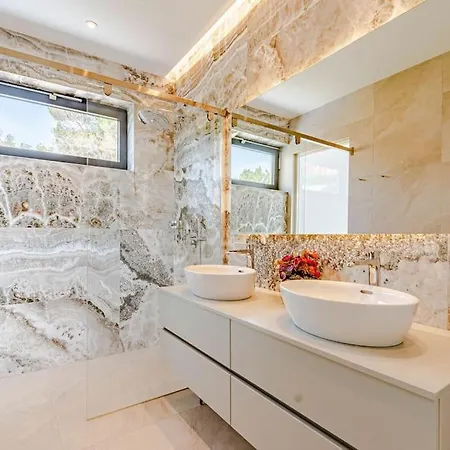 Villa Fabulous Sansarea With A Pool Near The Sea