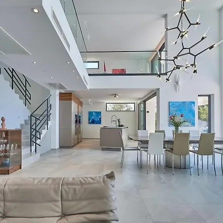 Fabulous Sansarea With A Pool Near The Sea