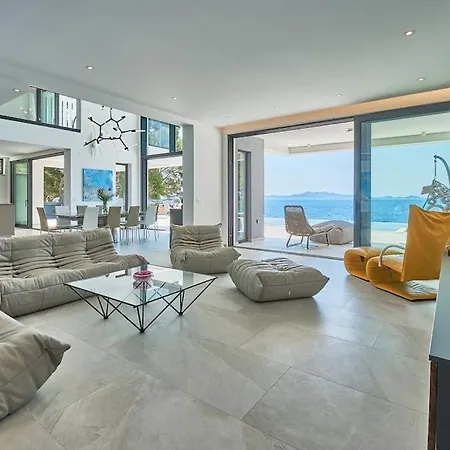 Fabulous Sansarea With A Pool Near The Sea *