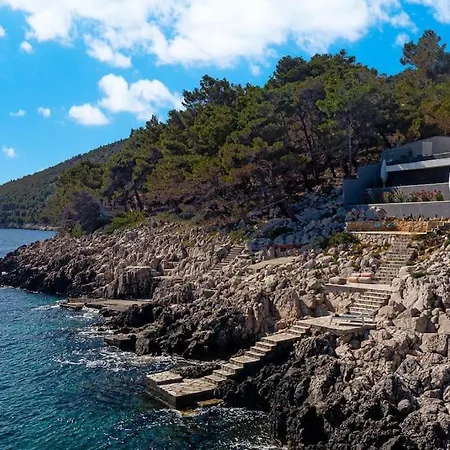 Villa Fabulous Sansarea With A Pool Near The Sea