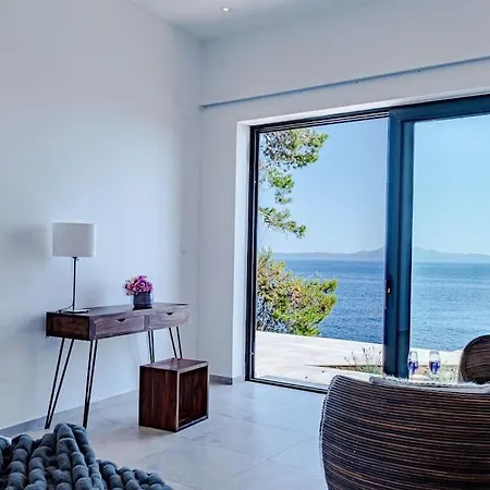 Fabulous Sansarea With A Pool Near The Sea *