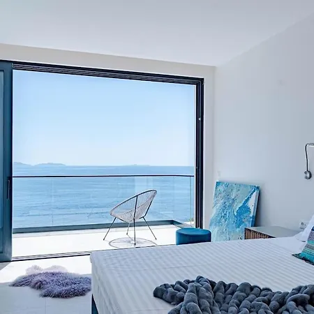 Villa Fabulous Sansarea With A Pool Near The Sea