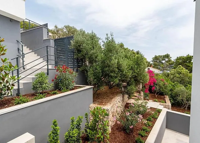 Fabulous Sansarea With A Pool Near The Sea *