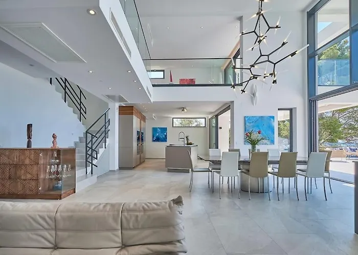 Fabulous Sansarea With A Pool Near The Sea