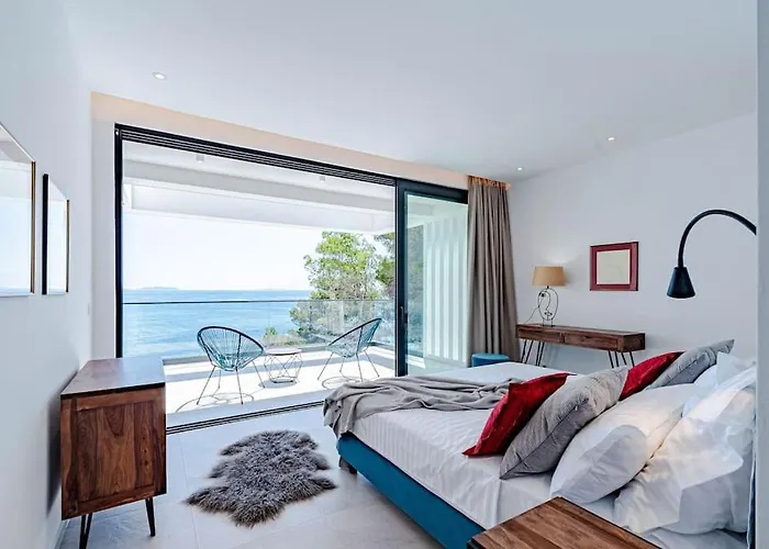 Fabulous Sansarea With A Pool Near The Sea Villa *