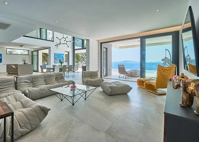 Fabulous Sansarea With A Pool Near The Sea *