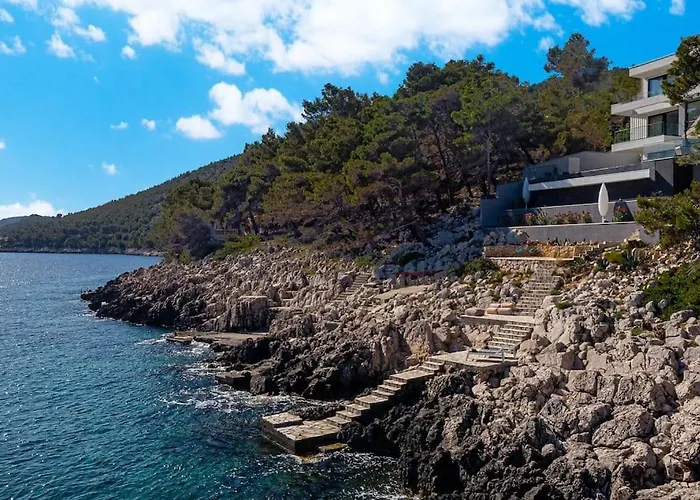 Villa Fabulous Sansarea With A Pool Near The Sea