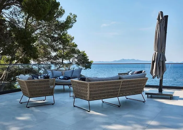 Fabulous Sansarea With A Pool Near The Sea